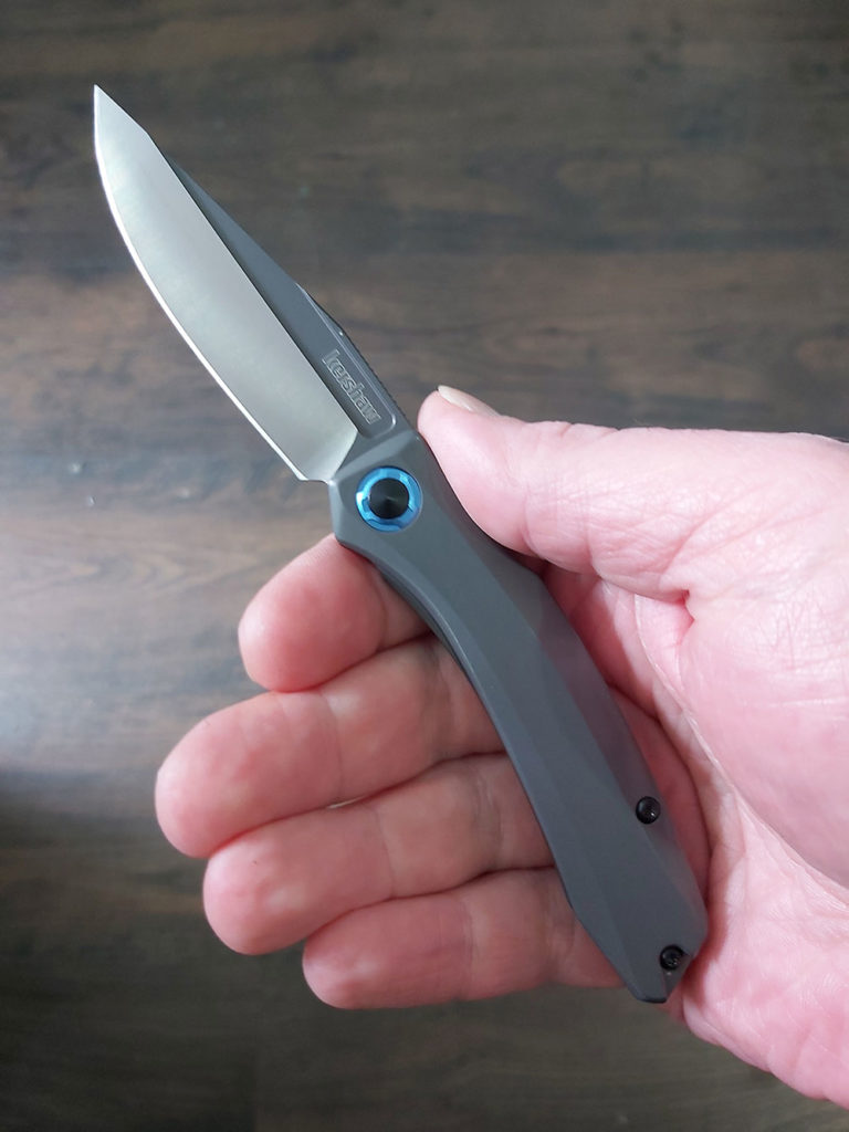 The Highball by Kershaw in the hand