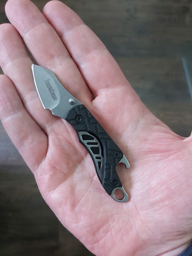 The Cinder by Kershaw in the hand