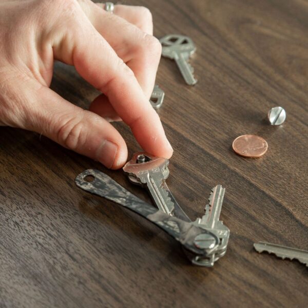 KeySmart Aluminum Compact Key Organiser (2-8 Keys, Mossy Oak Camo) - Image 8