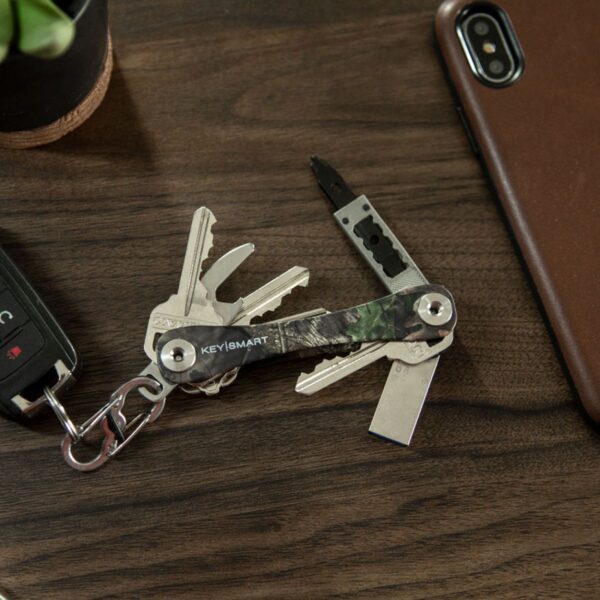 KeySmart Aluminum Compact Key Organiser (2-8 Keys, Mossy Oak Camo) - Image 10