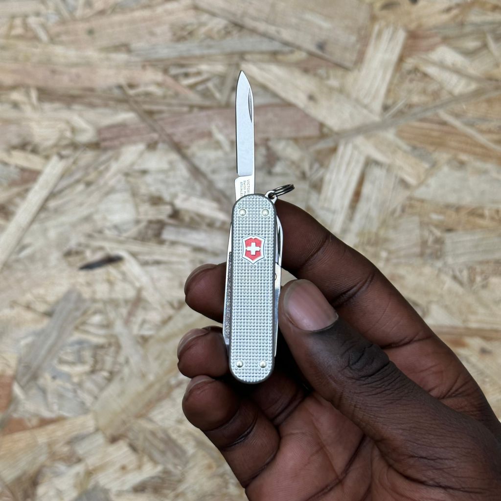 Victorinox Classic Alox - Blades.co.uk